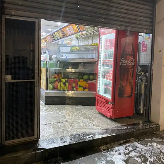 Atendimento noturno em comércio