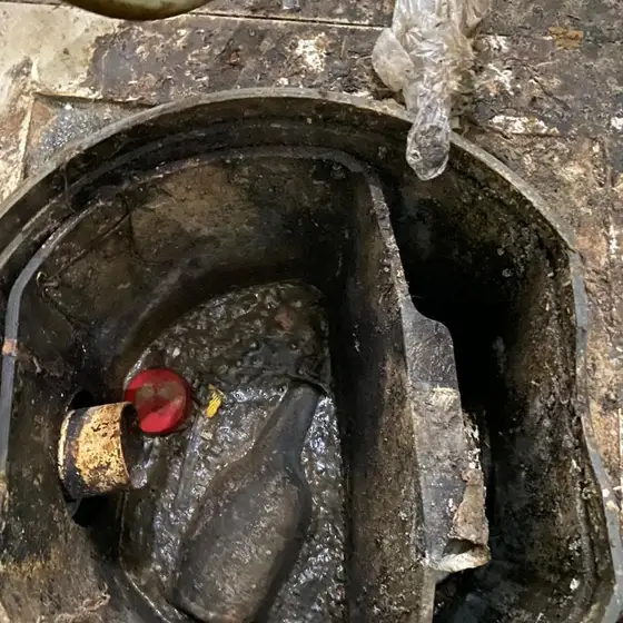 Caixa de gordura cheia antes da limpeza